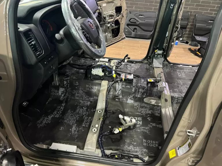 Шумоизоляция пола Nissan Frontier 14
