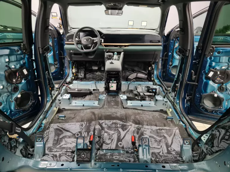 Шумоизоляция пола Geely Monjaro-2
