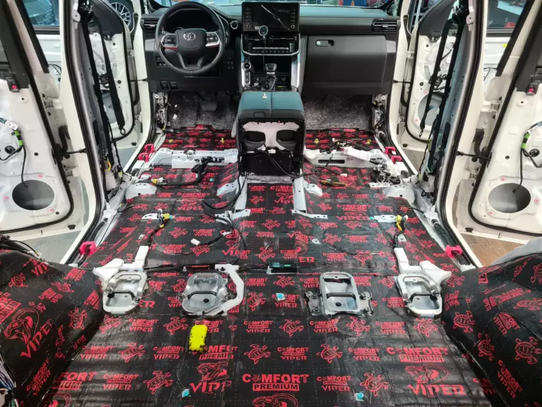 Шумоизоляция пола Land Cruiser 300-1