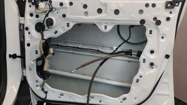 Шумоизоляция дверей Nissan Armada-1