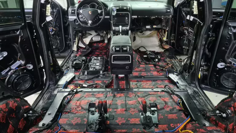 Шумоизоляция пола Porsche Cayenne GTS-2