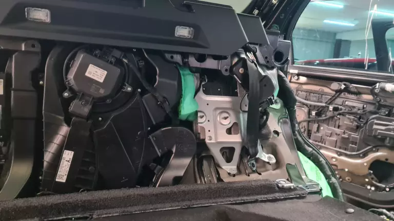 Шумоизоляция багажника Range Rover-4