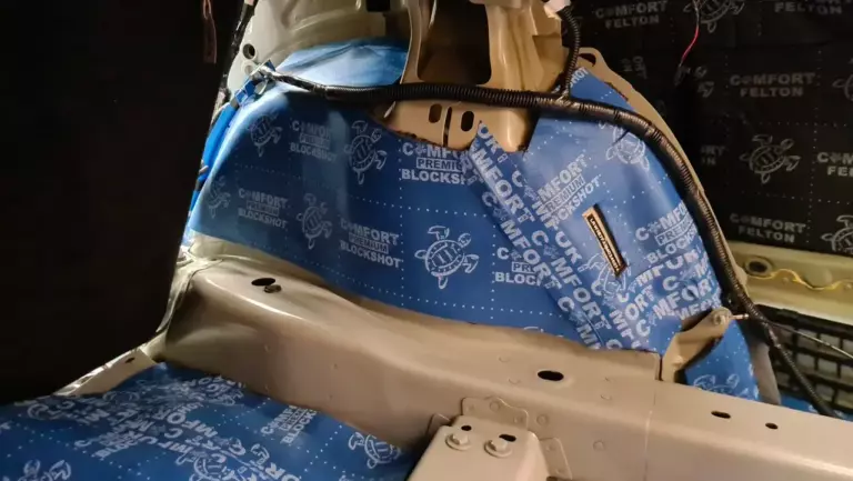 Шумоизоляция багажника Tesla Model 3-3