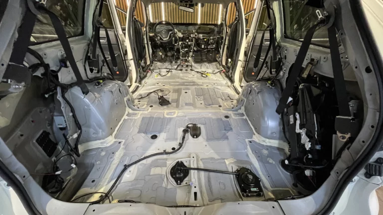 Шумоизоляция пола Toyota Highlander-1