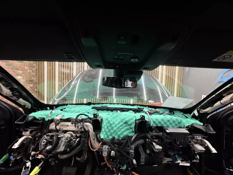 Пример шумоизоляции торпедо Cadillac Escalade-3