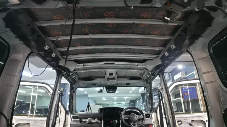 Шумоизоляции крыши Toyota Roomy-2