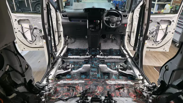Шумоизоляции пола Toyota Roomy-2