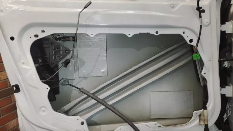 Шумоизоляция дверей Volvo XC60-1