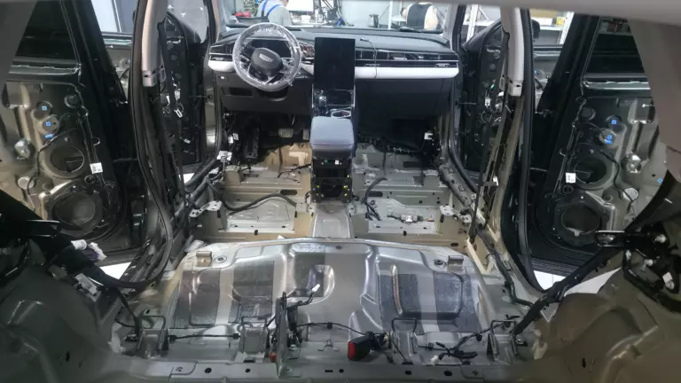 Шумоизоляция пола Geely Atlas-1