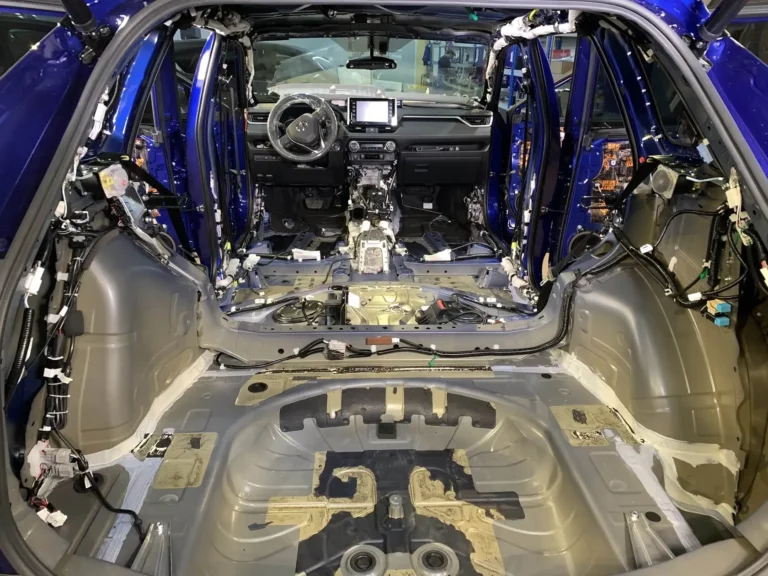 шумоизоляция-пола-Toyota-RAV 4-2021-1